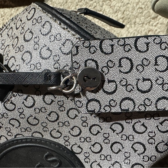 Guess Purse - Picture 4 of 6